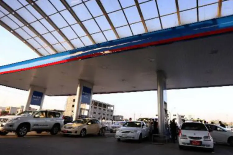 Motoristas iraquianos são vistos em posto de gasolina (SAFIN HAMED/AFP)