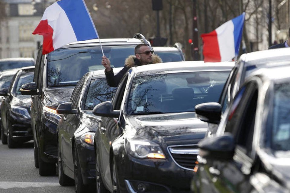 Motoristas privados bloqueiam acesso a aeroporto de Paris