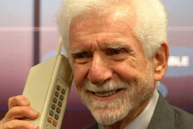 Martin Cooper usa um Motorola DynaTAC 8000x: celular foi o primeiro a ser disponibilizado para o público geral e foi concebido por uma equipe da Motorola liderada por Cooper (Divulgação)