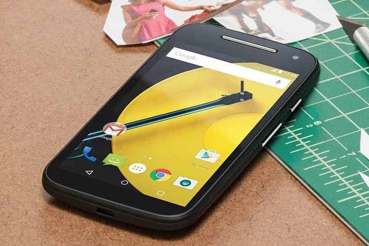 Moto E: o novo modelo é visualmente parecido com o anterior, mas tem tela maior e 4G (Divulgação)