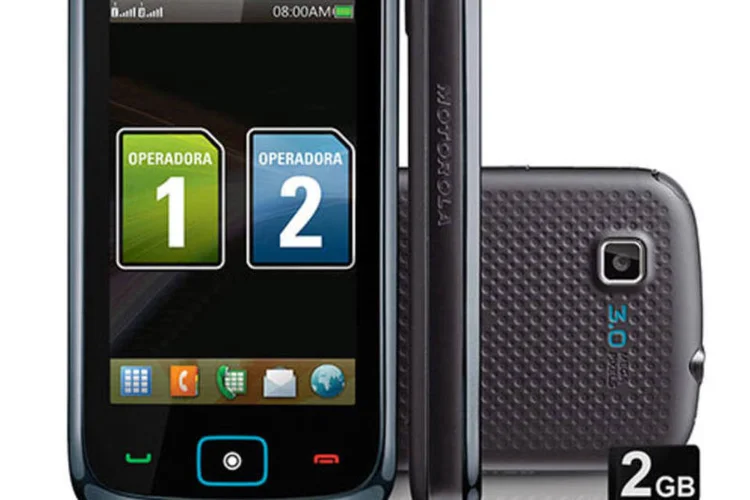 O celular Screen EX128, da Motorola, aceita chips de duas operadoras (Divulgação)