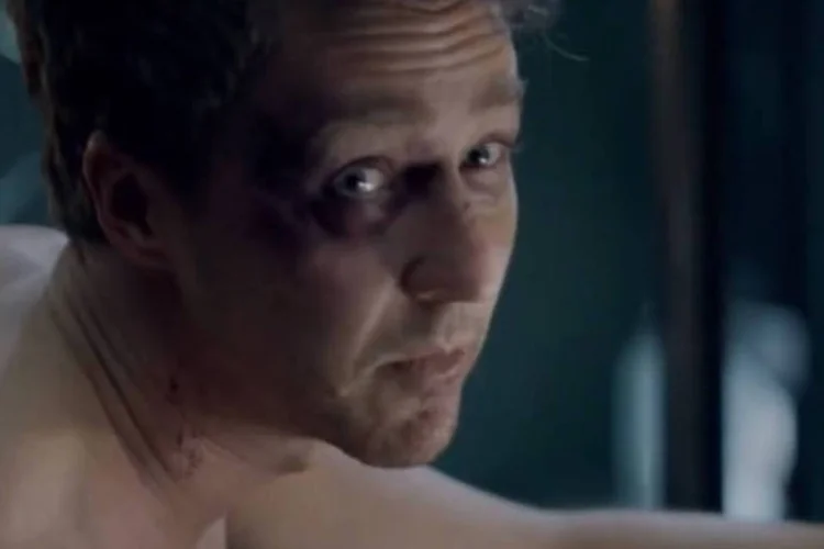 Edward Norton em comercial do Motorola Droid: canal da Verizon no YouTube está postando versões estendidas de algumas cenas, dando aos coadjuvantes a oportunidade de brilhar (Reprodução)