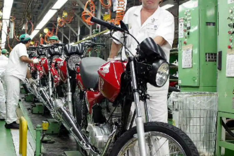 
	F&aacute;brica de motos: em janeiro, as vendas somaram 78.538 motocicletas, recuo de 27,7% ante janeiro do ano passado
 (Atônio Milena/ABr)