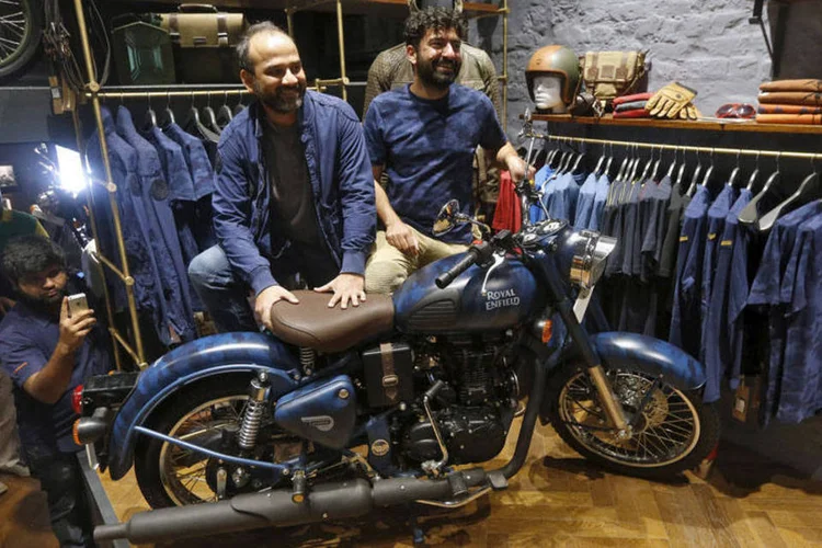 
	CEO da Eicher Motors Siddhartha Lal (D) e o presidente da Royal Enfield Rudratej Singh
 (REUTERS/Adnan Abidi)