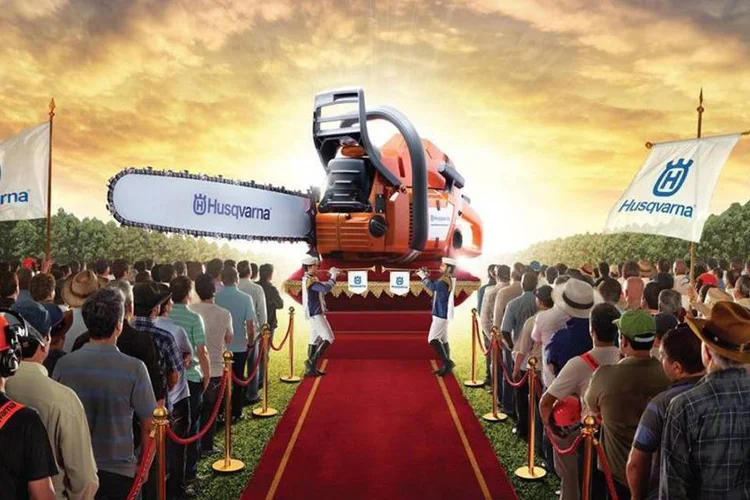 Motosserra vira rainha em anúncios da Husqvarna: peças trarão título “O poder de uma Rainha, em suas mãos!” e imagem da motosserra sendo adorada por súditos (Divulgação)