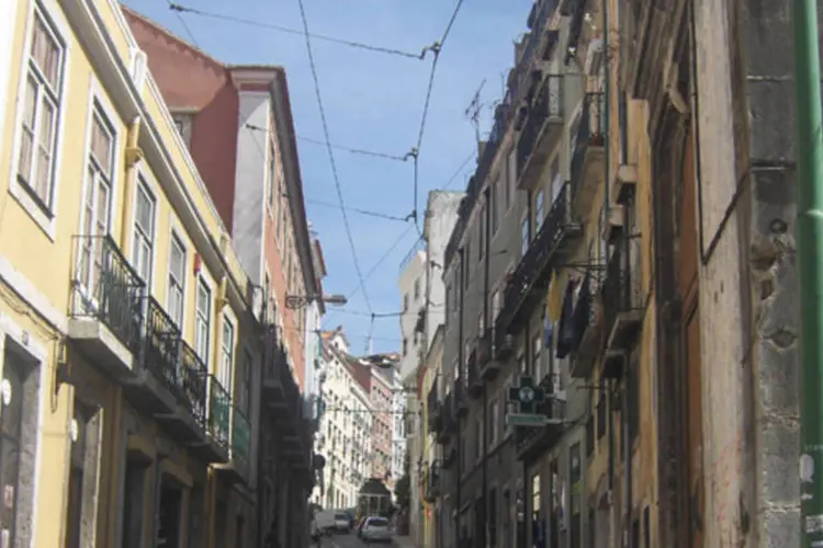 
	Lisboa, em Portugal: cortes de gastos e maiores impostos promovidos pelo pa&iacute;s foram avaliados positivamente pelos credores FMI, Uni&atilde;o Europeia e BCE
 (Wikimedia Commons)