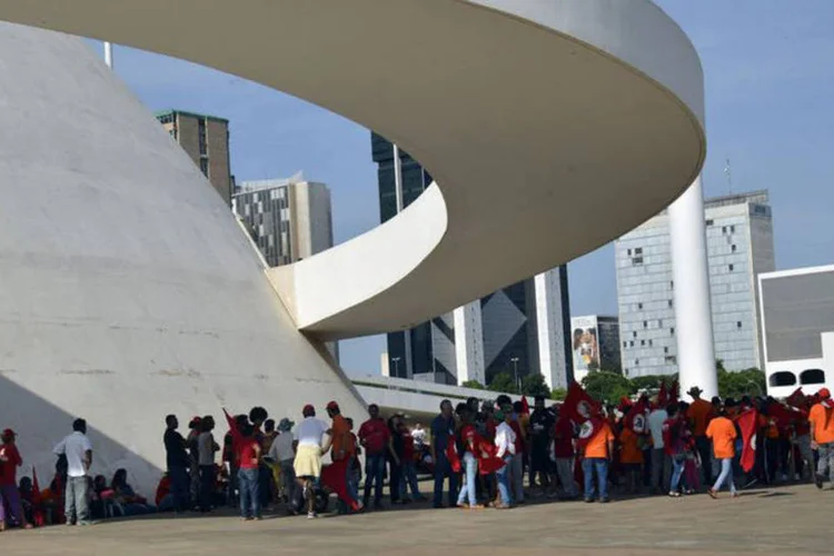 Movimento dos Trabalhadores Rurais Sem Terra em passeata no Museu da República: Manifestantes que realizaram protesto em frente ao Museu devem se juntar ao ato dos estudantes (José Cruz/ Agência Brasil)