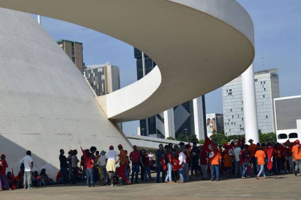 Estudantes fazem passeata em Brasília em defesa de Dilma