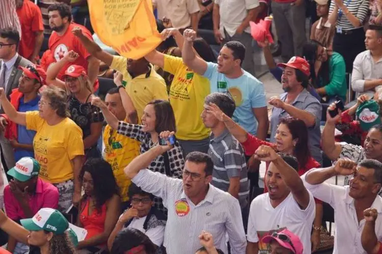 
	Representantes de movimentos sociais gritam palavras de ordem contra o impeachment da presidente Dilma Rousseff
 (Antonio Cruz/Agência Brasil)