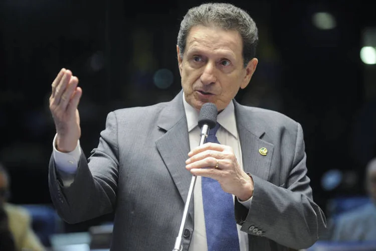 Senador Mozarildo Cavalcanti (PTB-RR) comemora aprovação do texto principal do projeto de lei que estabelece normas legais para a criação de municípios (Moreira Mariz/Agência Senado)