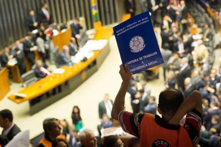 
	Sess&atilde;o que votou as regras para acesso ao seguro-desemprego
 (Marcelo Camargo/Agência Brasil)