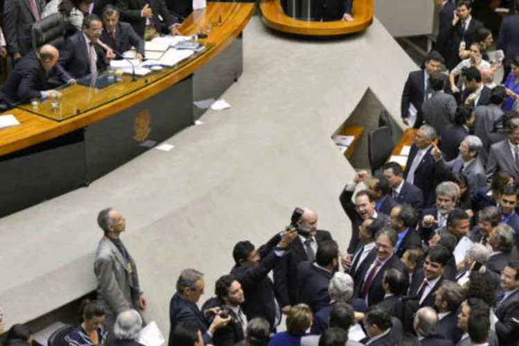 
	C&acirc;mara dos Deputados: se for inclu&iacute;do o dispositivo para destina&ccedil;&atilde;o de recursos para a Sa&uacute;de, a PEC retornar&aacute; &agrave; C&acirc;mara para nova vota&ccedil;&atilde;o
 (Wilson Dias/ABr)