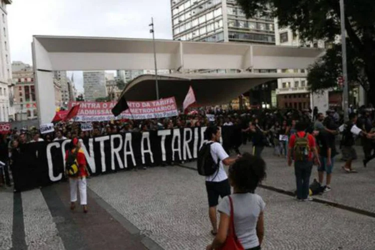 
	Protesto do Movimento Passe Livre no centro de S&atilde;o Paulo: PM estima que 200 pessoas participaram do ato
 (Reprodução/Twitter/@mpl_sp)