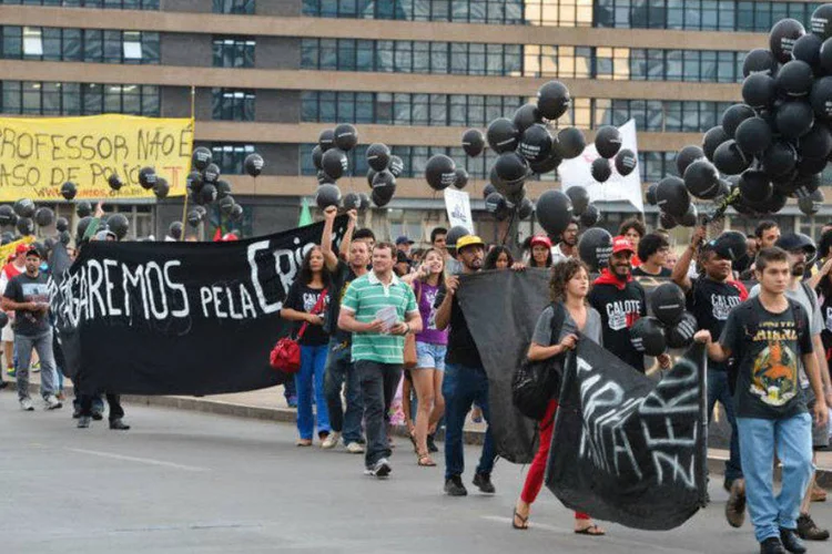 
	Professores do DF e Movimento Passe Livre fazem manifesta&ccedil;&atilde;o
 (Valter Campanato/Agência Brasil)