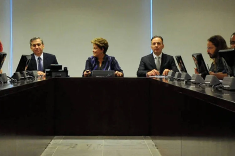 A presidenta Dilma Rousseff recebe integrantes do Movimento Passe Livre, no Palácio do Planalto: os protestos, que chegaram a reunir mais de 1 milhão de manifestantes em todo o país na última quinta-feira, levaram a presidente a fazer um pronunciamento oficial. (Antonio Cruz/ABr)