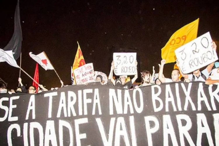 
	Protestos contra o aumento de passagens em S&atilde;o Paulo: o Movimento Passe Livre, que organiza os protestos, programou duas manifesta&ccedil;&otilde;es na semana passada, nas quais tamb&eacute;m ocorreram confrontos com a pol&iacute;cia.
 (Grmisiti/Flickr)
