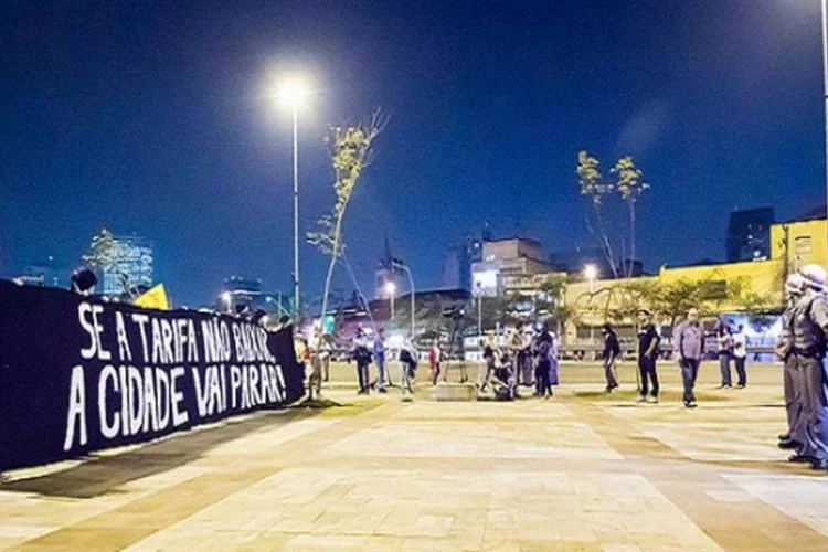 
	Protestos contra o aumento de passagens em S&atilde;o Paulo: segundo Ana L&uacute;cia, o juiz Eduardo Pereira de Souza Jr. concedeu liminar convertendo as pris&otilde;es em flagrante em pagamento de fian&ccedil;a de dois sal&aacute;rios m&iacute;nimos (R$ 1.356) para cada preso.
 (Grmisiti/Flickr)