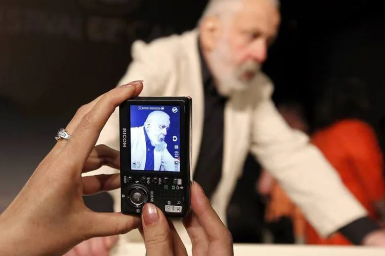 Jornalista tira uma foto do diretor Mike Leigh durante uma conferência de imprensa para o filme "Mr. Turner", no 67º Festival de Cannes (Eric Gaillard/Reuters)
