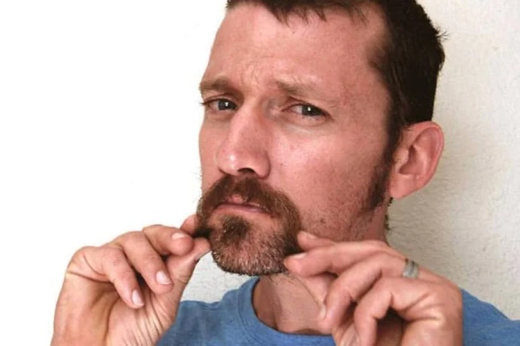 Pete, o Sr. Bigode de Ouro: ele está aposentado aos 30 anos e dá conselhos aos internautas (Divulgação/Facebook)