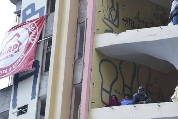 Integrantes do Movimento Resistência Popular ocupam o prédio do Hotel Torre Palace, em Brasília (Elza Fiuza/Agência Brasil)