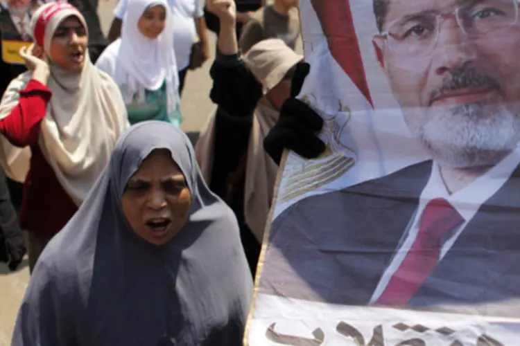 Protestos a favor de Mursi: os Estados Unidos declararam que os militares do país estavam "restaurando a democracia" ao deporem o líder eleito (Amr Abdallah Dalsh/Reuters)