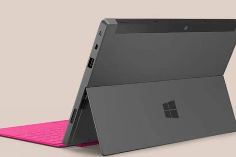 Novo tablet da Microsoft com o seu apoio, que pode funcionar como um tablet ou como um PC tradicional sobre a mesa (Divulgação)