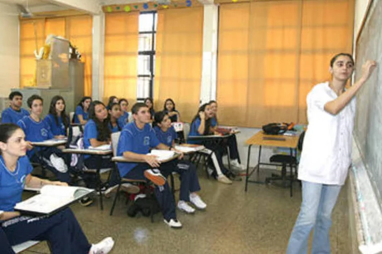 
	Aula: a inten&ccedil;&atilde;o &eacute; que o ensino m&eacute;dio tenha, ao longo de tr&ecirc;s anos, metade da carga hor&aacute;ria de conte&uacute;do obrigat&oacute;rio, definido pela Base Nacional Comum Curricular
 (Divulgação/ Secretaria de Educação MS)