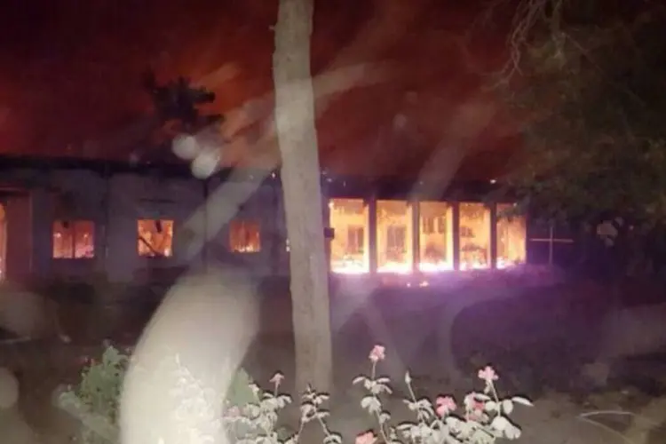 O hospital da MSF na cidade afegã de Kunduz em chamas após bombardeio contra suas instalações (MSF/AFP)