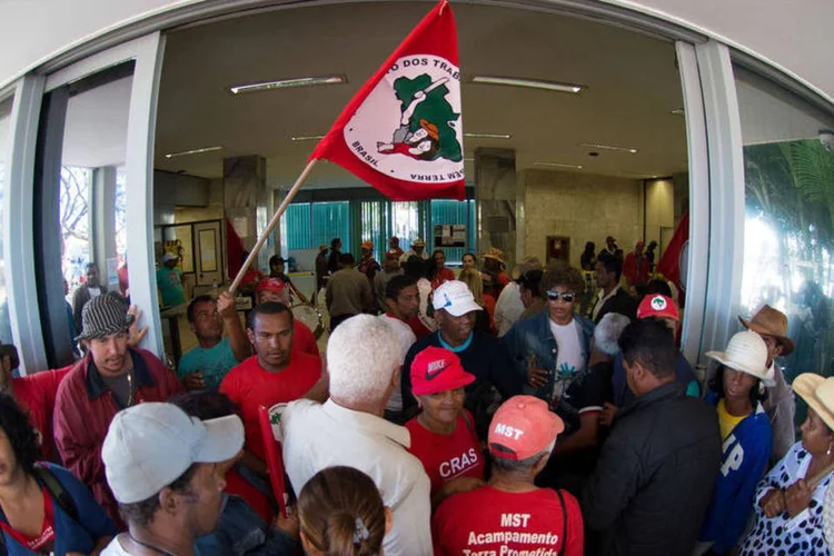 
	Depois de 14 horas no Minist&eacute;rio da Fazenda, manifestantes do MST desocupam o pr&eacute;dio
 (Marcelo Camargo/ Agência Brasil)