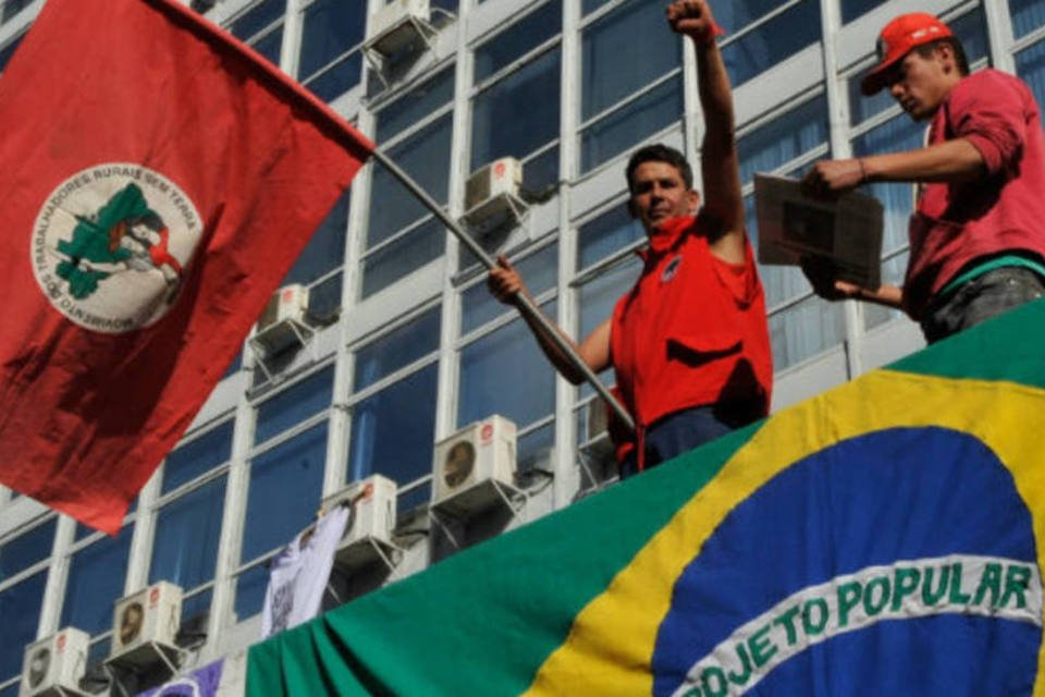 Militantes do Movimento dos Sem Terra (MST), eletricitários, petroleiros e sindicalistas ocupam o Ministério de Minas e Energia (MME) (Antonio Cruz/ABr)