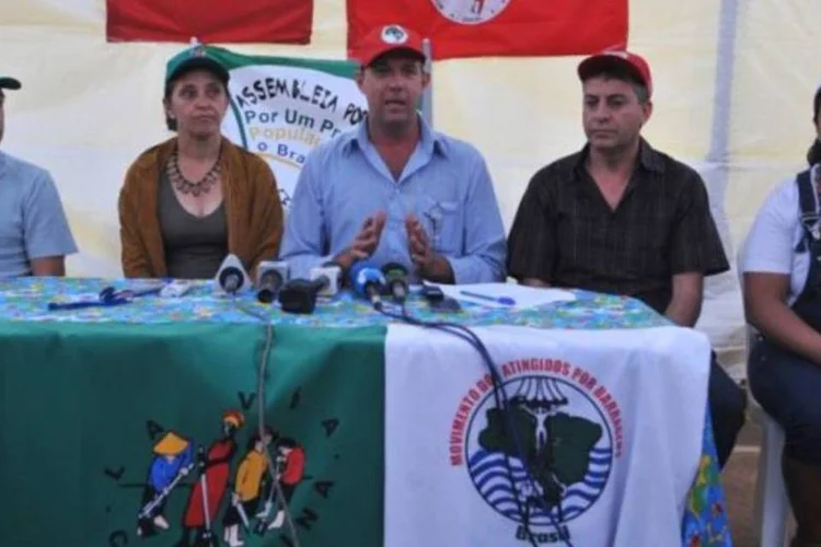 Integrantes da Via Campesina e do MST durante coletiva (Valter Campanato/ABr)