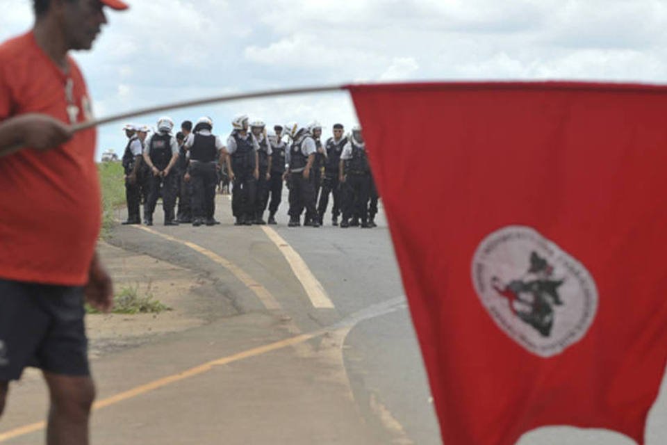 Integrantes do MST desocupam BR 040 no DF: integrantes do MST também protestaram na BR-020 e ocuparam a pista no sentido Formosa (GO)-Brasília (Marcello Casal Jr./ABr)