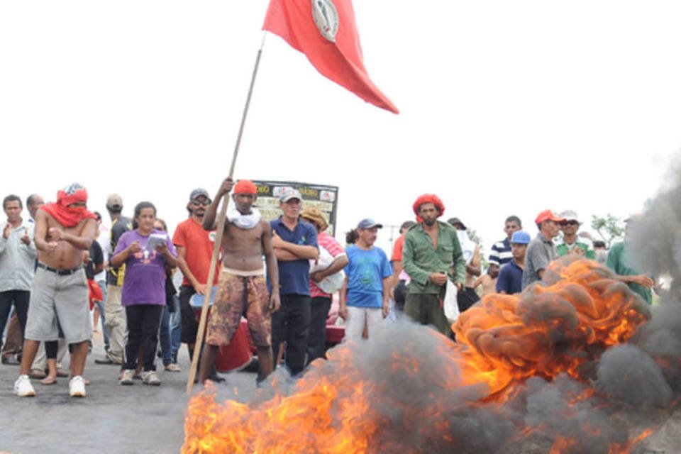 Integrantes do MST bloqueiam a BR-040 em protesto: aproximadamente 3 mil pessoas participaram de manifestações em todo o Distrito Federal (DF) (Elza Fiúza/ABr)