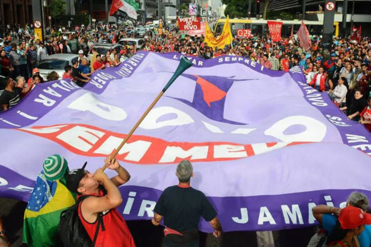 
	MTST: &quot;Ficaremos aqui por tempo indeterminado, at&eacute; este governo ileg&iacute;timo devolver as moradias do povo&quot;
 (Rovena Rosa/Agência Brasil)