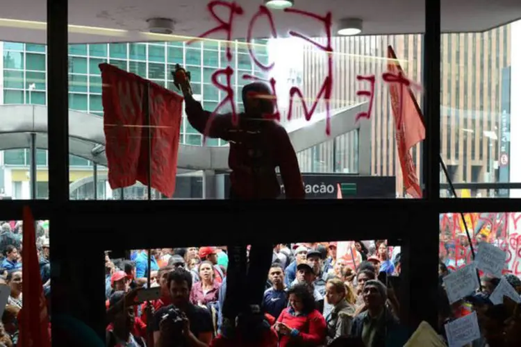 
	MTST: os manifestantes aguardam ser chamados para conversar com representantes do governo federal, o que ainda n&atilde;o ocorreu
 (Rovena Rosa/Agência Brasil)