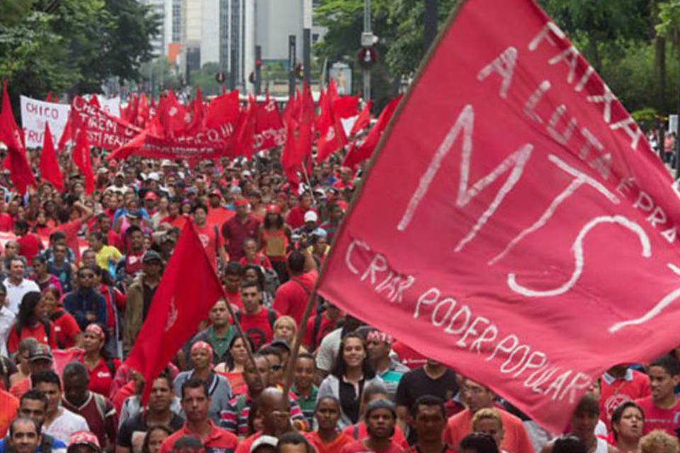 Manifestantes interditam avenida em marcha por moradia