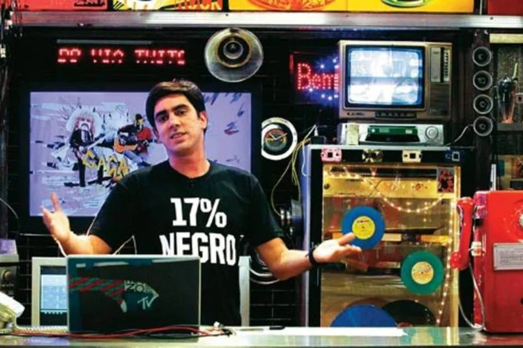Marcelo Adnet, da MTV: os tweets dos espectadores aparecem ao vivo para o público, dividindo o palco com o apresentador (Kelly Fuzaro/MTV)