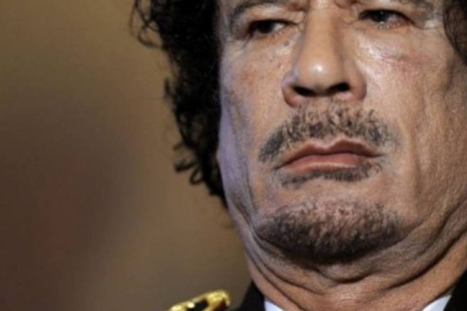 Kadafi se aferra ao poder e diz que rebeldes servem a Bin Laden
