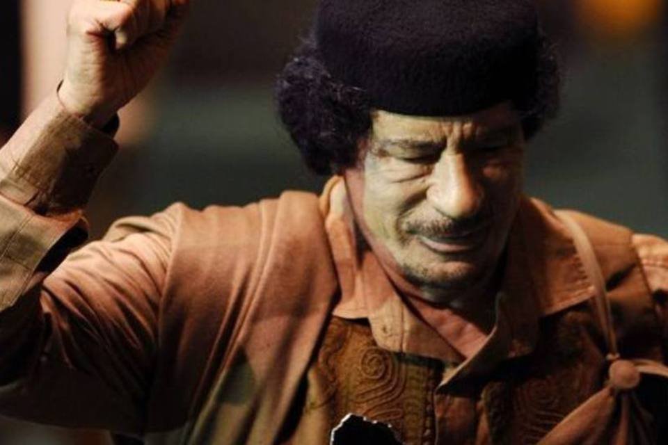 Forças de Kadafi se aproximam da cidade petrolífera de Ras Lanuf