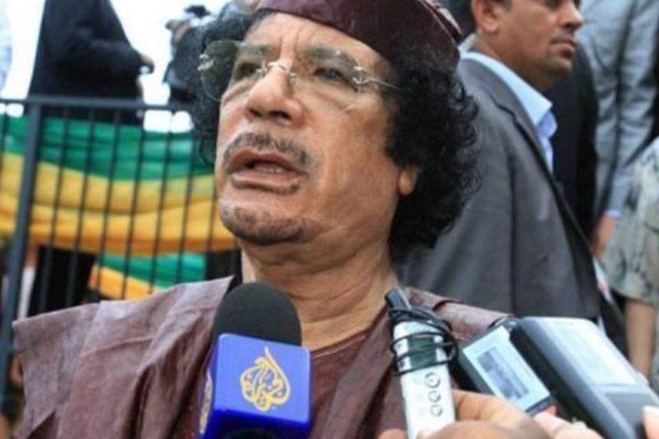 Kadafi aparece em público perante alguns partidários em Trípoli
