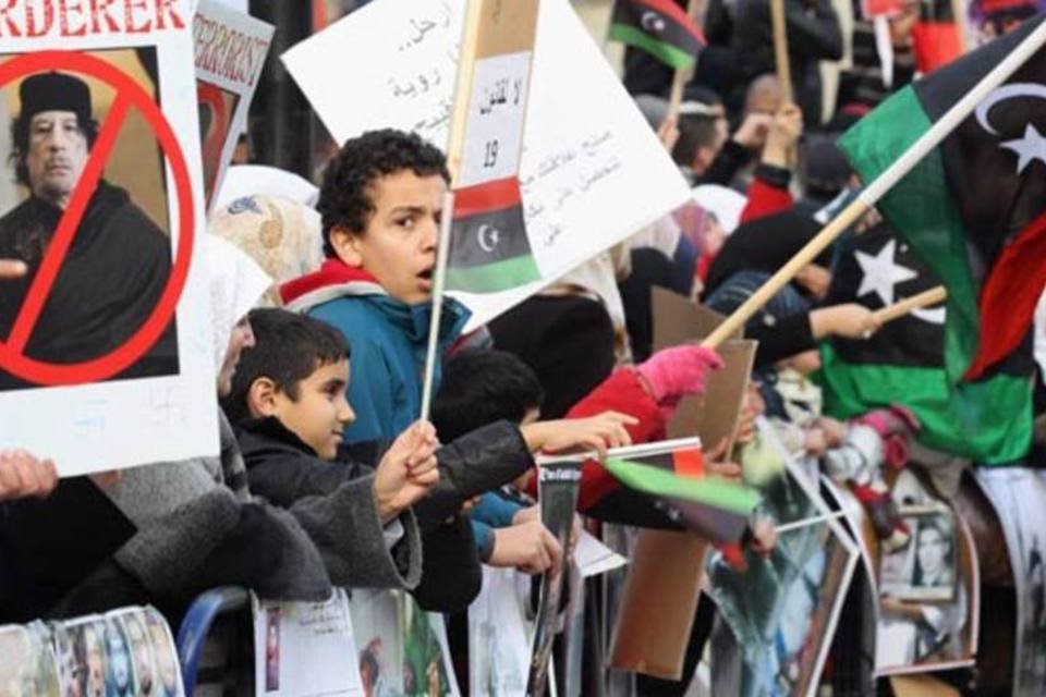 Revoltas na Líbia prejudicam produção de petróleo
