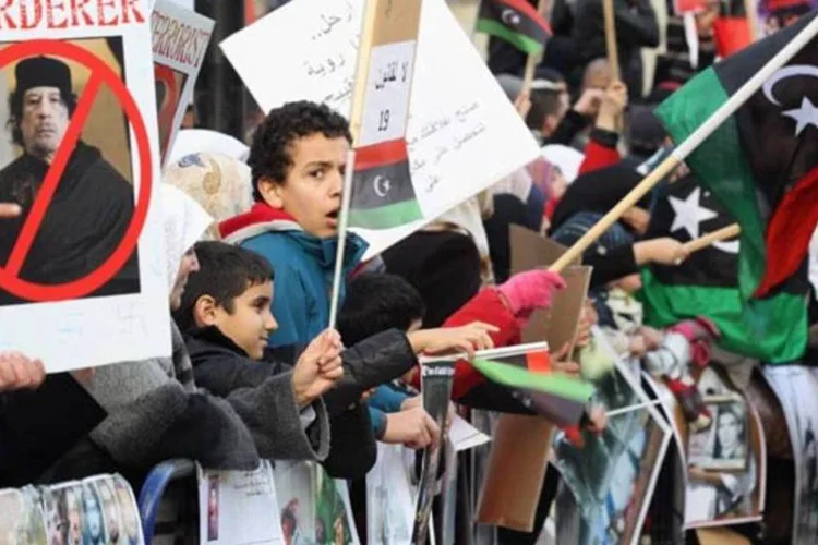 Manifestações contra o governante líbio Muammar Kadafi em Londres: líder pode ter fugido da capital (Dan Kitwood/Getty Images)