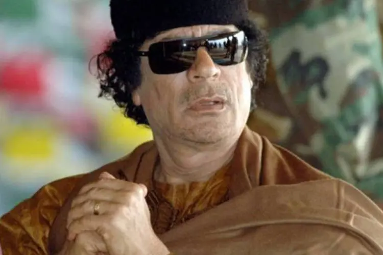 Al-Islam sucederia seu pai, Muammar Kadafi (foto), à frente do regime (Mahmud Turkia/AFP)