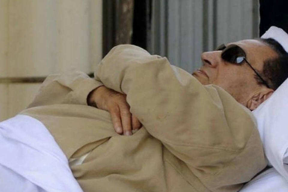 Hosni Mubarak volta ao banco dos réus