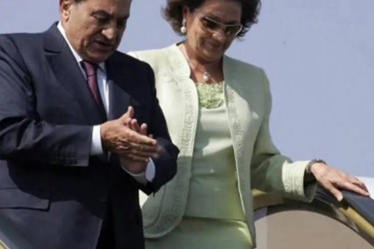 Hosni Mubarak e Suzanne: ele é acusado de suposto envolvimento no massacre de manifestantes (Abdelhak Senna/AFP)