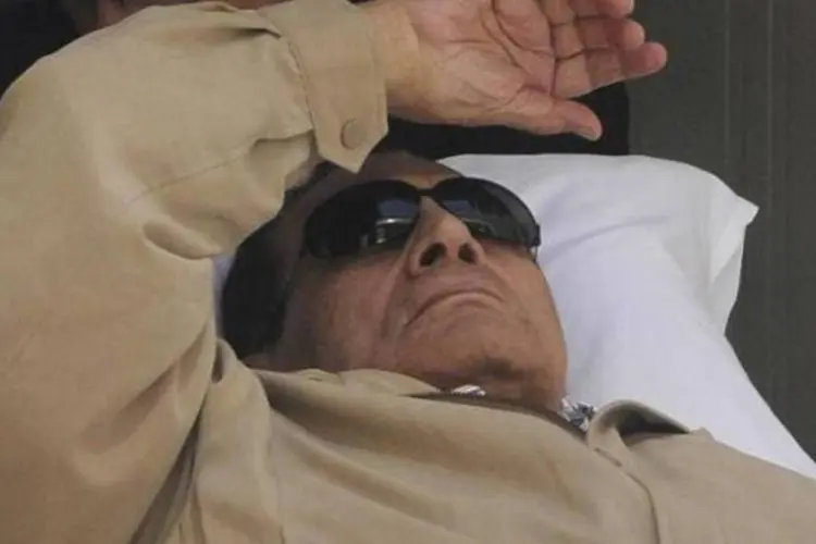 O ex-presidente egípcio Hosni Mubarak é retirado de maca do tribunal após o seu julgamento no Cairo, Egito (Reuters)