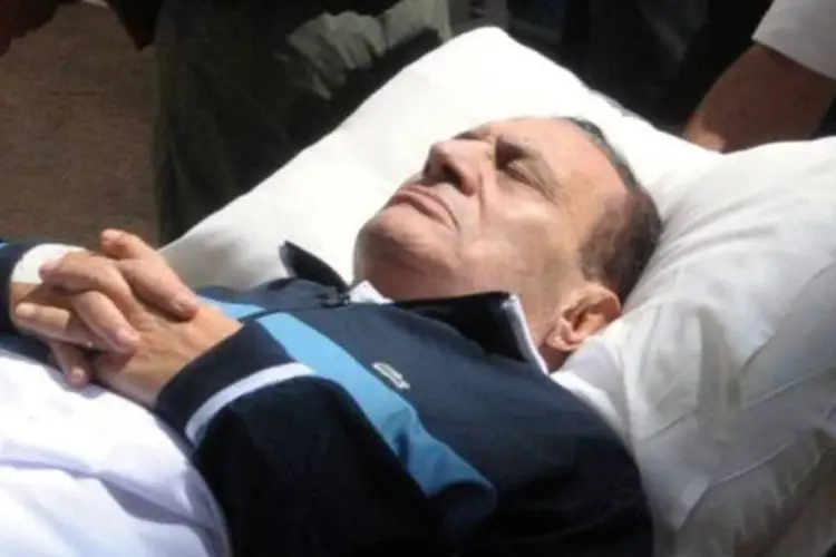 Mubarak vai a julgamento: além deste caso, o ex-presidente é julgado por um suposto crime de corrupção, pelo qual também estão sendo processados seus filhos (AFP)