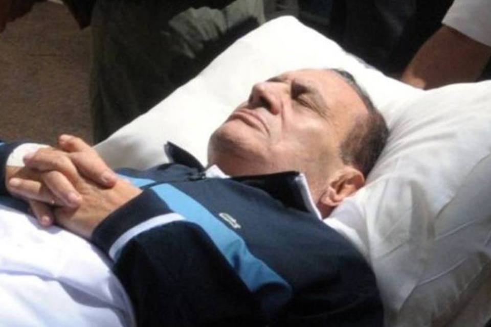 Mubarak chega a hospital onde cumprirá prisão domiciliar