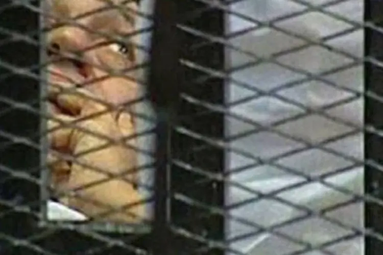"Nego completamente as acusações", declarou Mubarak, que compareceu ao tribunal em uma maca (AFP)