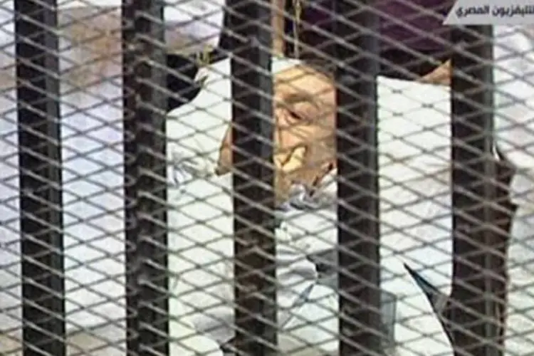 Imagem da televisão estatal egípcia mostra o ex-presidente Hosni Mubarak deitado em uma maca, ao dar entrada na sala de audiências: "nego completamente as acusações" (AFP)